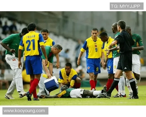 足球场惊魂一刻 休克球星突然倒地生死未卜引全球关注